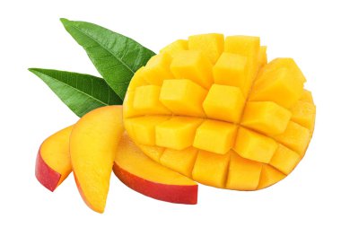 Beyaz zemin üzerinde tam derinlikte mango dilimleri izole edilmiştir..