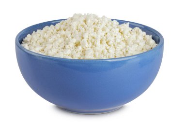 Cottage Cheese, seramik kasede kaymak, beyaz arka planda tam derinlikte izole edilmiş..
