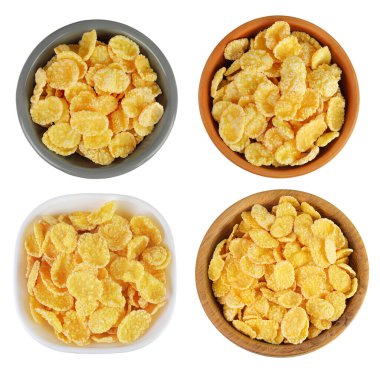 Seramik mısır gevrekleri ve beyaz arka planda izole edilmiş ahşap kase. Üst Manzara. Düz yatıyordu.