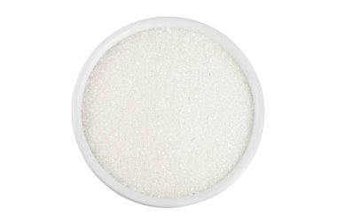 Beyaz arka planda izole edilmiş seramik kasede beyaz şeker. Üst Manzara. Düz yatıyordu.