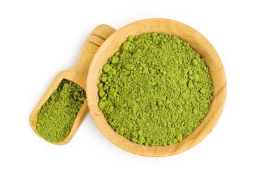 Beyaz arka planda izole edilmiş ahşap kasede yeşil kibrit tozu. Üst görünüm.