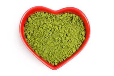 Kırmızı seramik kasedeki yeşil kibrit tozu beyaz arka planda izole edilmiş. Üst görünüm.