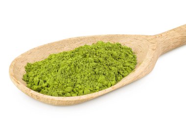 Tahta kepçeyle yeşil kibrit tozu ve beyaz arka planda izole edilmiş kepçe..