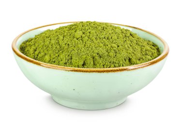 Beyaz arka planda izole edilmiş seramik kasede yeşil kibrit tozu. Üst görünüm.