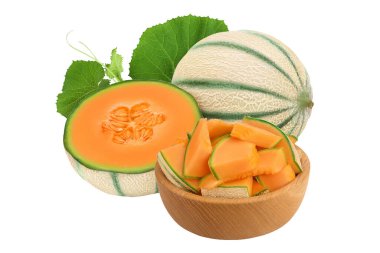 Ahşap kasedeki kavun parçaları beyaz arka planda tam derinlikte izole edilmiş.