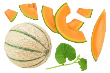 Kavun dilimleri beyaz arka planda izole edilmiş, geniş bir alana yayılmış. Üst Manzara. Düz yatıyordu.