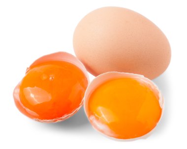 Kırık yumurta beyazda izole edilmiş