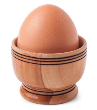 Beyaz zemin üzerinde çiğ yumurta izole