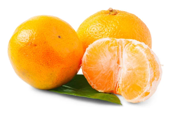 Duas tangerinas maduras isoladas sobre fundo branco — Fotografia de Stock
