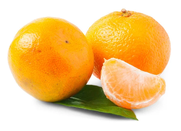 Duas tangerinas maduras isoladas sobre fundo branco — Fotografia de Stock