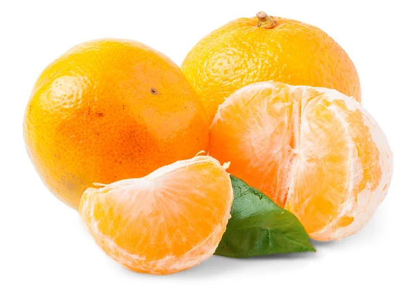 Dvě zralé mandarinky izolovaných na bílém pozadí — Stock fotografie