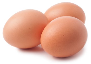 Beyaz arkaplanda üç yumurta izole edilmiş