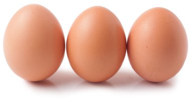 Beyaz arkaplanda üç yumurta izole edilmiş