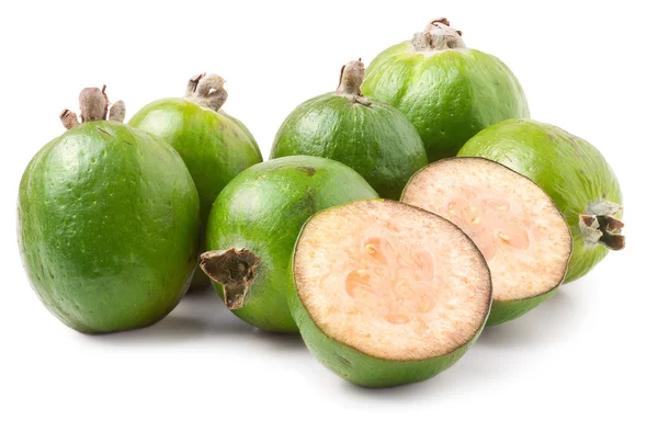 Tropische vruchten feijoa Acca sellowiana geïsoleerd op witte achtergrond — Stockfoto