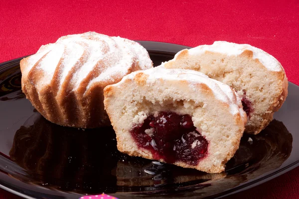 Twee heerlijke zelfgemaakte Muffins met rozijnen en suiker poeder — Stockfoto