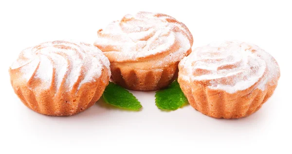 Smakelijke muffin gebak, geïsoleerd op wit — Stockfoto