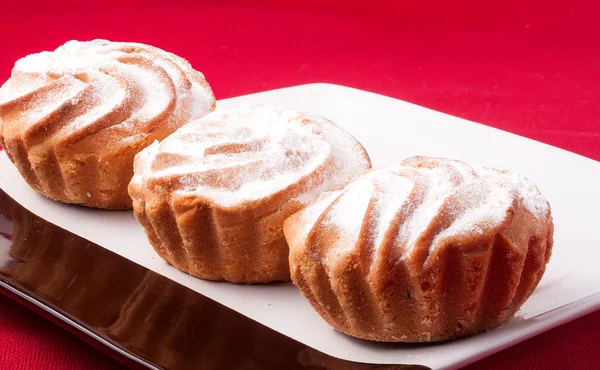 Bolos de muffin saborosos, isolados em branco — Fotografia de Stock