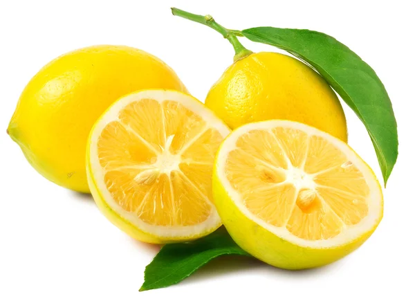 Dos limones uno cortado por la mitad —  Fotos de Stock