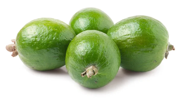 Smakelijke feijoa geïsoleerd op de witte achtergrond — Stockfoto