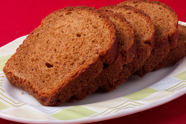 Weizen braune Brotscheiben auf weißem Hintergrund — Stockfoto