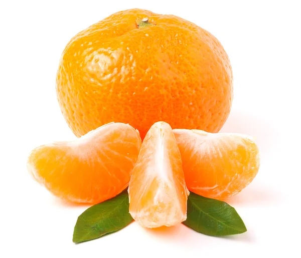 Mandarin. mandalina beyaz izole yaprak ile. — Stok fotoğraf
