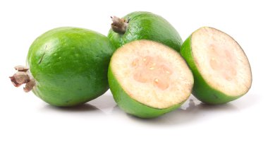 Beyaz arka plan üzerinde izole tropikal meyve feijoa kaymak