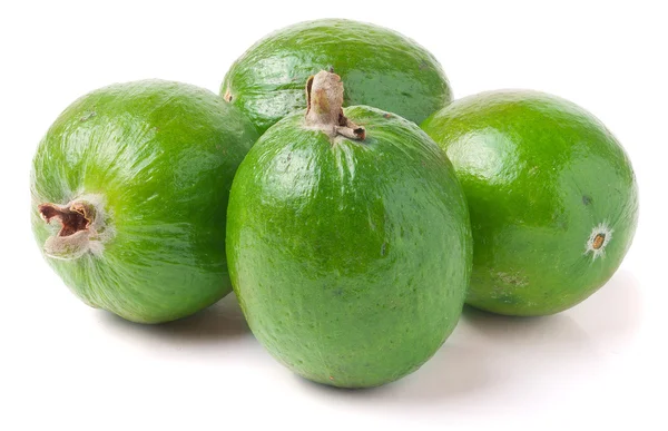 Tropische vruchten feijoa Acca sellowiana geïsoleerd op witte achtergrond — Stockfoto