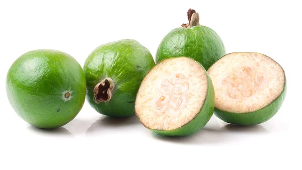 Tropische vruchten feijoa Acca sellowiana geïsoleerd op witte achtergrond — Stockfoto