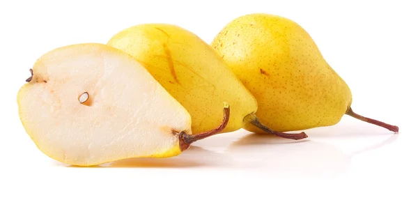 Paar gele rijp, sappige peren. Op een witte achtergrond. — Stockfoto