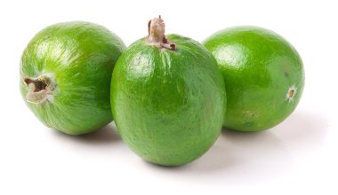 Beyaz arka plan üzerinde izole tropikal meyve feijoa kaymak.