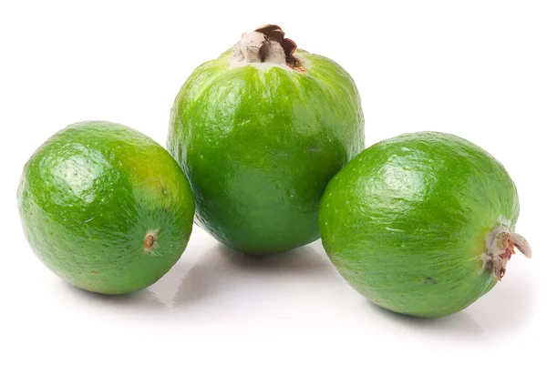 Tropische vruchten feijoa Acca sellowiana geïsoleerd op witte achtergrond. — Stockfoto