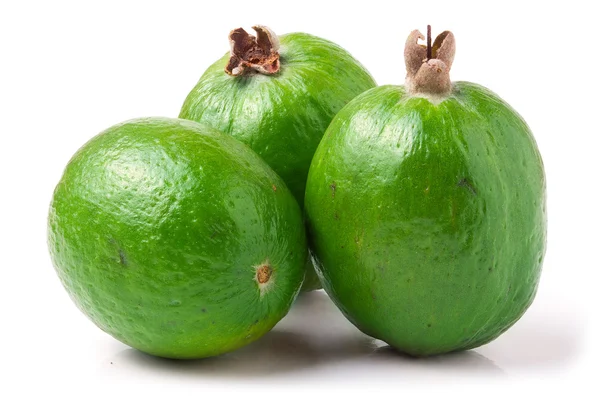 Tropische vruchten feijoa Acca sellowiana geïsoleerd op witte achtergrond. — Stockfoto