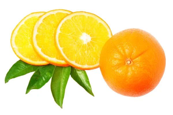 Один апельсин зі скибочками та листям — стокове фото