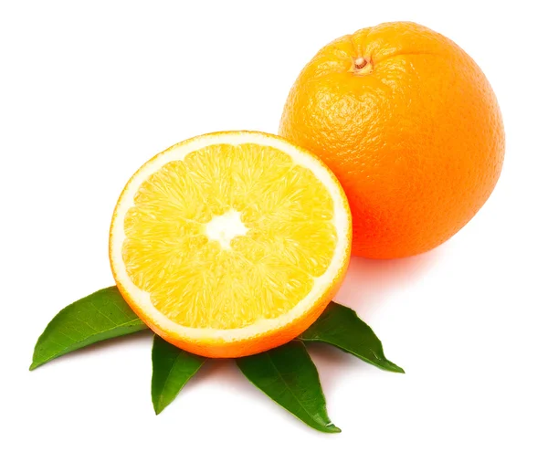 Pomarańcza z pół pokroić na białym tle na białym tle — Zdjęcie stockowe