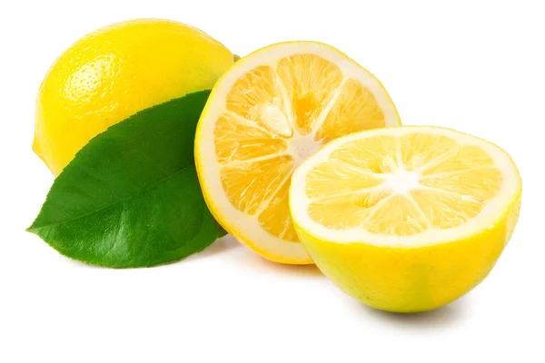 Один лимон с листьями и ломтиками на белом фоне — стоковое фото