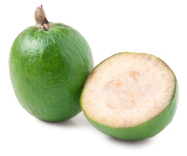 bir tam ve bir yarım feijoa beyaz zemin üzerine izole