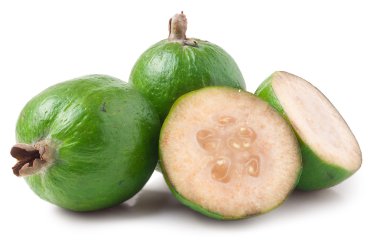 Beyaz arka plan üzerinde izole lezzetli feijoa