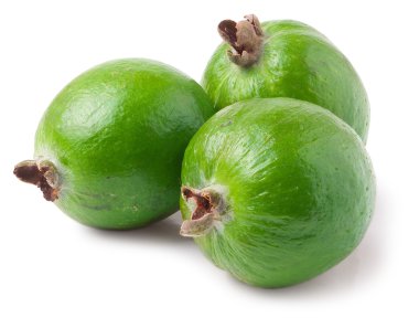 Beyaz zemin üzerinde üç Feijoa