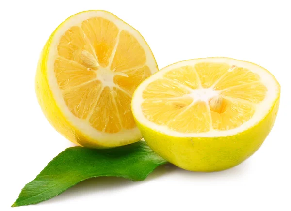 Zwei Zitronenhälften isoliert auf weiß — Stockfoto