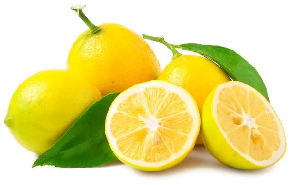 Drei halbe Zitronen und ganz auf weißem Hintergrund — Stockfoto