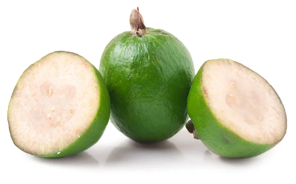 Una feijoa entera y media aislada sobre fondo blanco —  Fotos de Stock