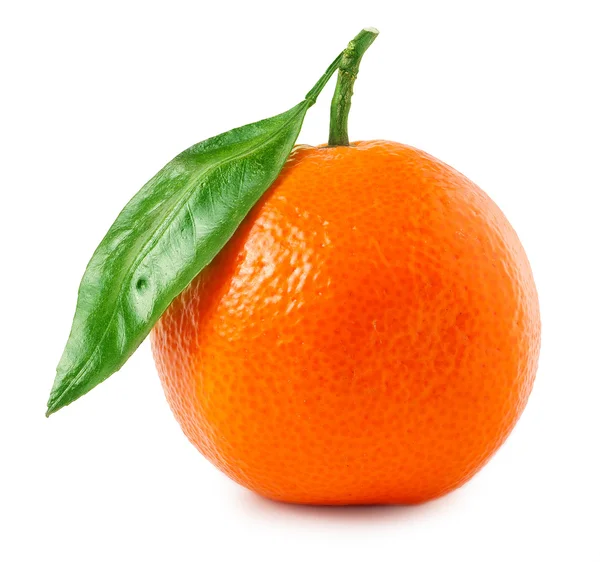 Uma tangerina com folha sobre um fundo branco . — Fotografia de Stock