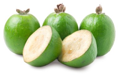 Beyaz arka plan üzerinde izole tropikal meyve feijoa