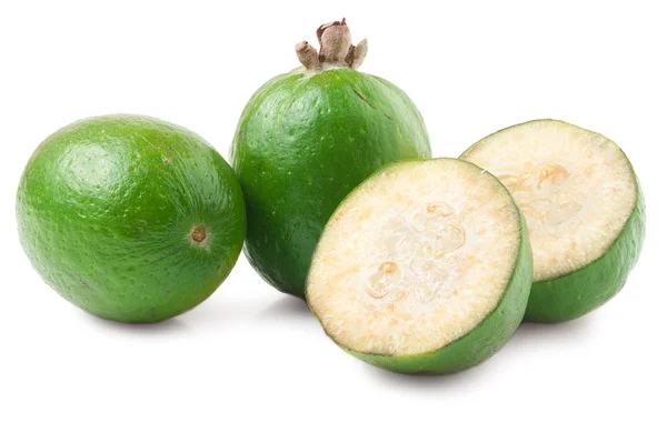 Tropische vruchten feijoa geïsoleerd op witte achtergrond — Stockfoto