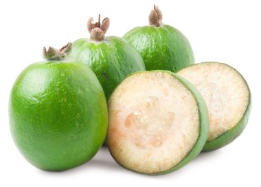 Beyaz arka plan üzerinde izole tropikal meyve feijoa