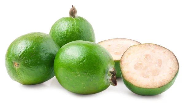 Tropische vruchten feijoa geïsoleerd op witte achtergrond — Stockfoto