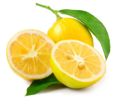 Beyaza izole edilmiş taze limon