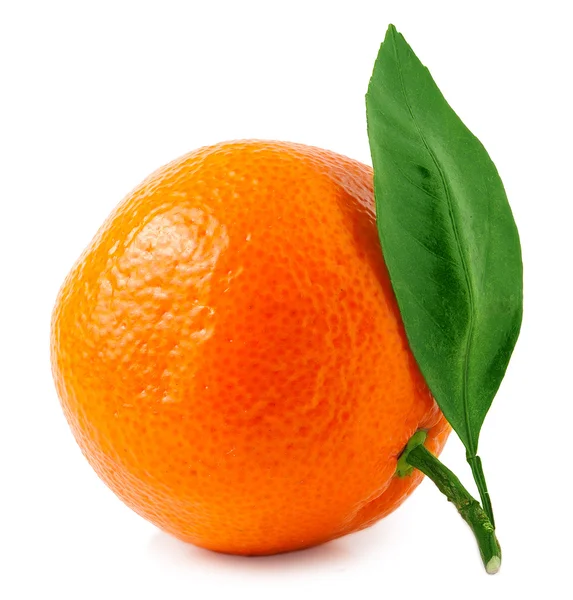 Un mandarino o arancio con foglie isolate su bianco — Foto Stock