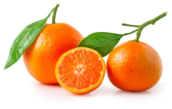 Dos mandarinas y media sobre un fondo blanco — Foto de Stock