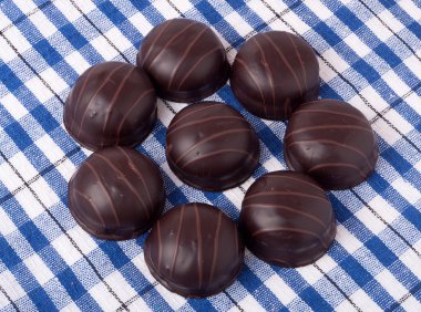 Çikolatalı tatlı pralinaların çeşitleri.